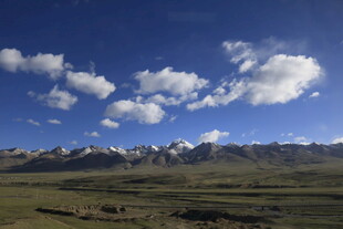 蓝天白云下的壮美山脉