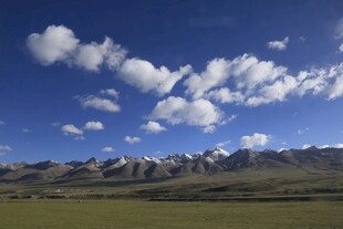 草原雪山蓝天美景