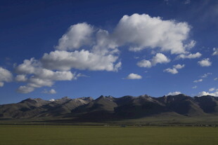 蓝天草原上的巍峨山脉