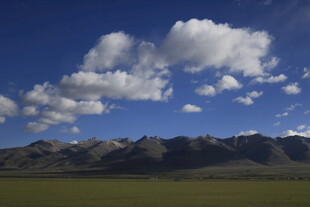 草原蓝天远山风景图