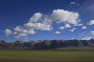 草原蓝天山脉壮丽风光