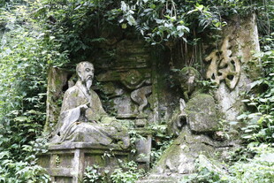 山林中的古朴佛像