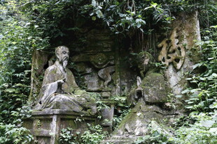 古雅绿植环绕的石质雕像