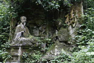 山林中的古朴佛像景观