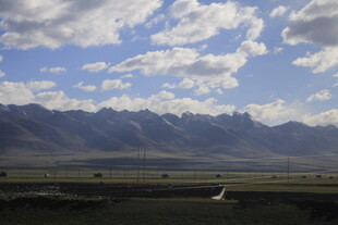 草原远山与蓝天美景