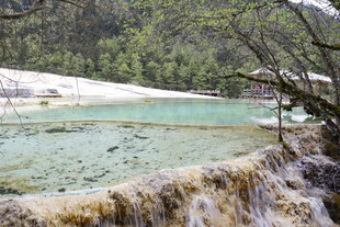 九寨沟清澈秀丽的山水景观