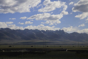 壮丽山脉与云端美景