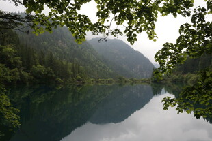 静谧山水间的湖光山色