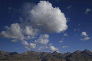 蓝天之上白云伴远山