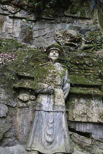 古老石壁上的神秘雕像