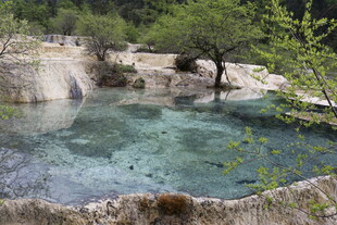 山间清澈碧潭美景