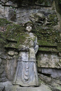 古岩石旁的精美人物雕像