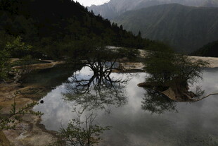 山间静谧水域景观
