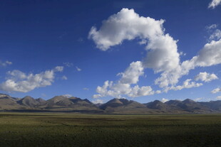 蓝天草原与远山美景