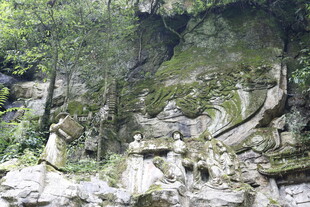 山林间嶙峋怪石景观