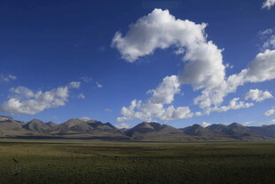 蓝天草原与远处山峦美景