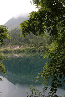 山间幽湖 绿意环绕之景