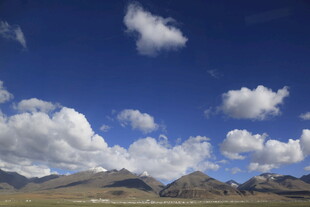 蓝天白云下的壮美山峦