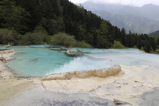 梦幻蓝绿相间的山间湖泊