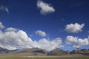 蓝天雪山下的壮美风景