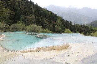 梦幻蓝湖 山林环绕的美景