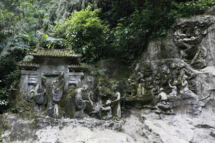 古老神秘的丛林石刻遗迹