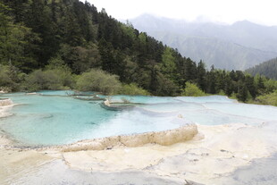 梦幻蓝湖 山林环绕的美景