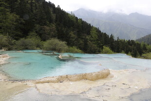 梦幻蓝湖 山间绝美风光