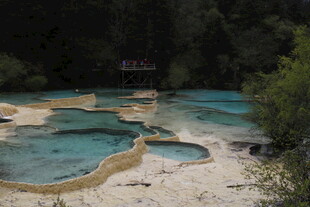 梦幻蓝绿色的天然钙化池