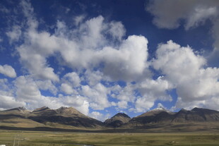 草原上的蓝天白云与远山