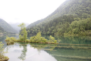 山间碧湖 静谧自然美景