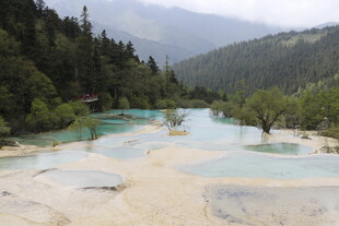 梦幻蓝绿相间的山间河流