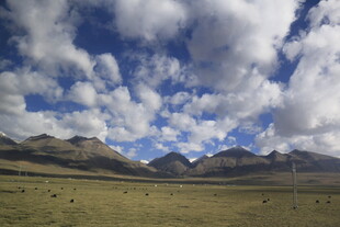 草原山峦间的蓝天白云