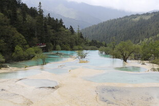 梦幻五彩山间溪流景观