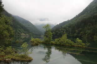山间静湖 云雾缭绕之景
