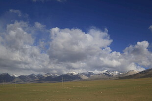 草原蓝天远山壮丽风光