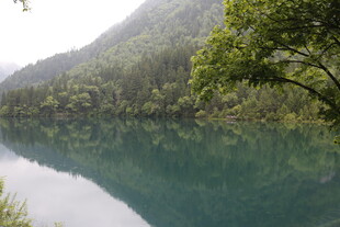 静谧青山绿水间的幽湖