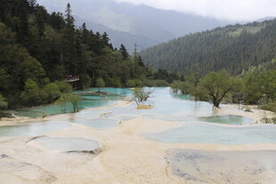 梦幻多彩的山间湖泊景观