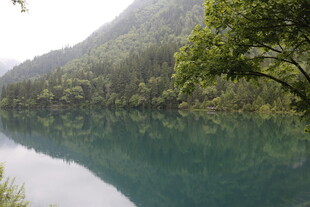 青山绿水间的静谧湖泊