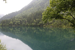 青山绿水间的静谧湖水