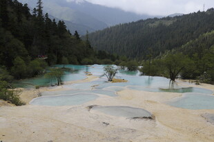 梦幻多彩的山间溪流景观