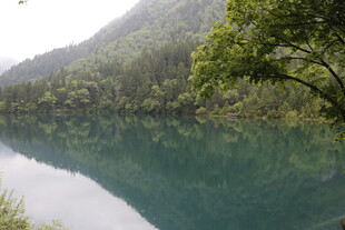 青山绿水间的静谧湖泊