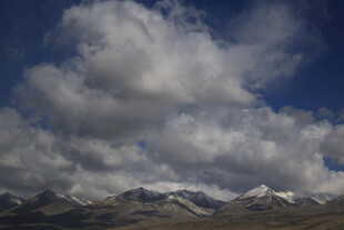 蓝天白云下的雪山美景