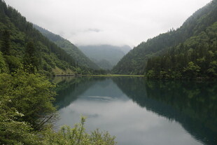 宁静山谷中的幽美湖泊