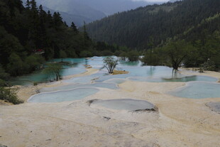 梦幻蓝白相间的山间湖泊