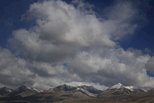 蓝天白云下的壮丽雪山