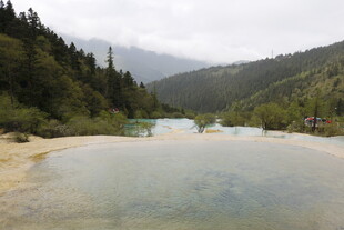 山间清澈湖泊美景