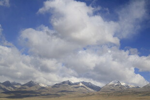 蓝天白云下的壮丽山脉