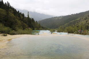 山间清澈湖泊美景