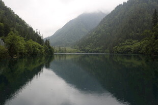 静谧山水湖景图